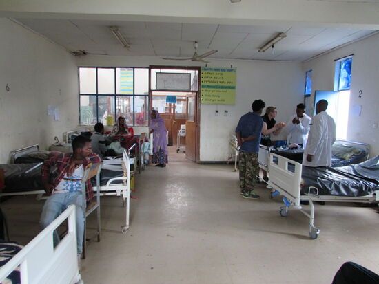 Alle erhalten etwas. Es macht uns betroffen unter welchen Bedingungen Ärzte hier versuchen zu helfen und die Patienten offenbar dankbar sind für alles was ihnen an Fürsorge entgegen gebracht wird.