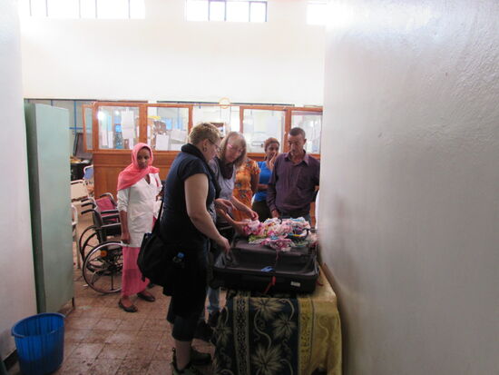 Insgesamt haben wir 13 Kinder versorgt. Die übrige Kleidung sortieren wir auf dem Gang zu weiteren Starter- Sets. Diese lassen wir hier, damit Sie später an Mütter mit Neugeborenen verteilt werden können.