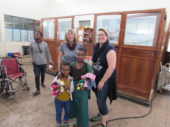 Wir entdecken zwei Besucher Kinder. Die sehen so arm aus, das sie ebenfalls etwas bekommen.