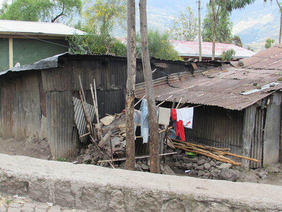 Durch ein armes Viertel von Lalibela gehen wir Richtung Hotel.