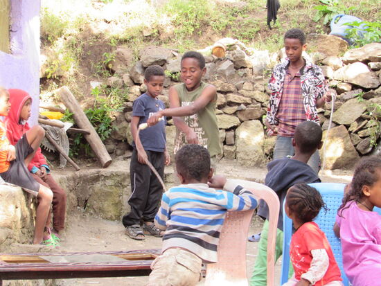Als wir ankommen, sind die älteren Jungs gerade am Seil springen.