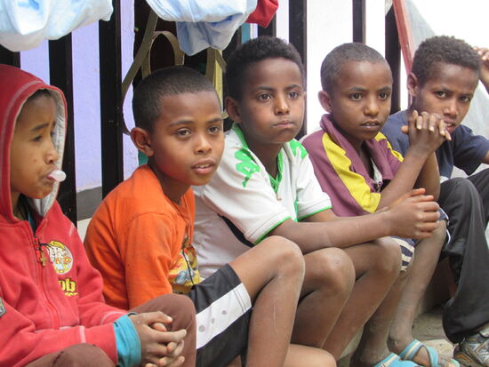 Happy fordert alle auf sich in Reihe und Glied zu setzen, denn unsere mitgebrachten Bananen sollen verteilt werden.