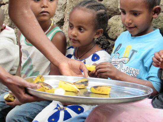 Jedes Kind bekommt eine Halbe. Die restlichen werden morgen verteilt.