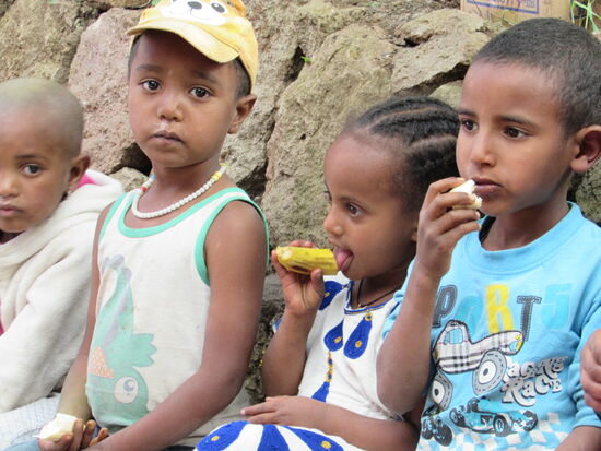 Wie immer sind viele Freunde und Nachbarn dort und bekommen etwas ab.