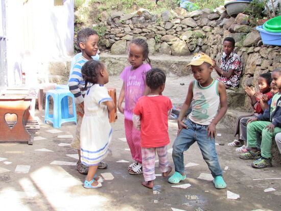 Die Kinder fangen an rhtmisch zu klatschen und zu singen und schon ist Shoulder dancing angesagt