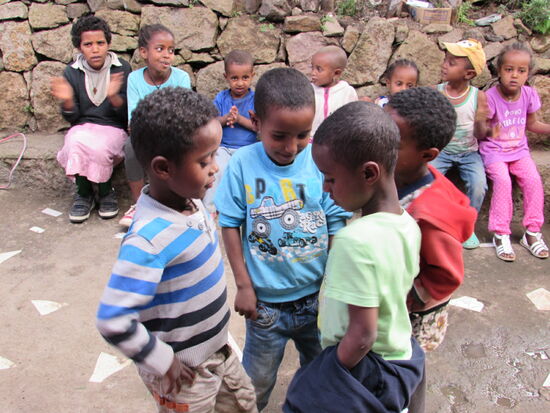 Zu süß, wie die Kleinen sich bewegen. Der Rhythmus liegt ihnen im Blut.