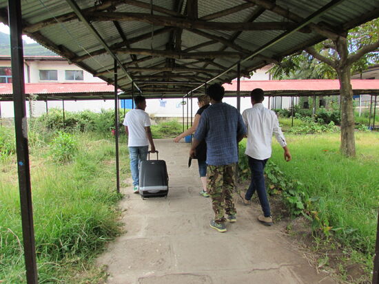 Wir ziehen mit dem Koffer weiter