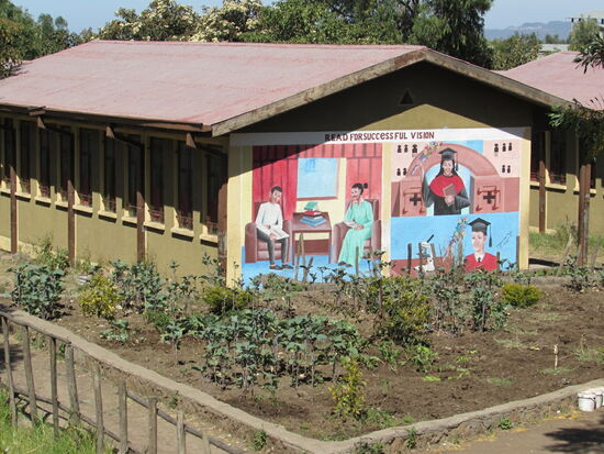 Eines der Schulgebäude. Auch der Anbau von Gemüse wird den Kindern vermittelt.