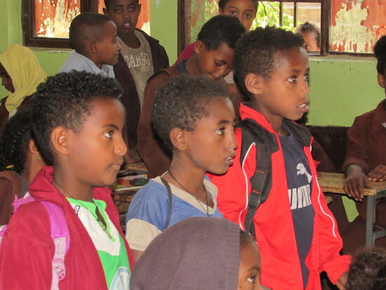 Dann entdecken wir zwei von unseren Kindern, links Kedou und ganz rechts Abeba.