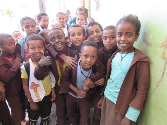 In der Pause sehen wir neben vielen anderen Kindern auch Mahader und Tesfahun.