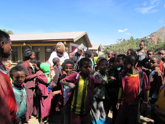 Es dauert nicht lange und Sylvia und ich sind umzingelt 