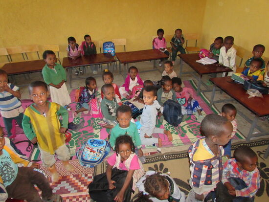 Eine Gruppe mit kleinen Kindern und nur einer Betreuungskraft.