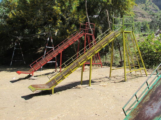 Sogar Rutschen und Schaukeln sind vorhanden.