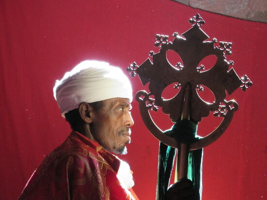 Die heiligen Kreuze werden von den Priestern gezeigt.