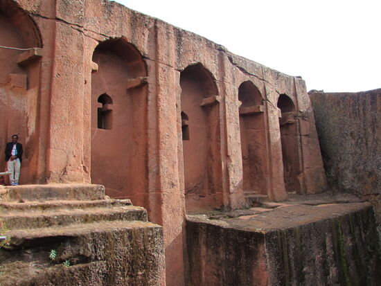 Hinter dieser Felsenwand sind zwei Kirchen.