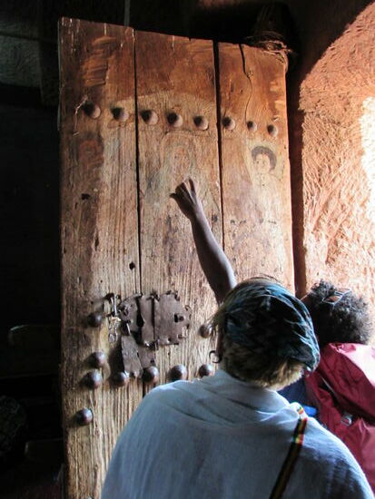 Happy erklärt die Gemälde auf der uralten Holztür.