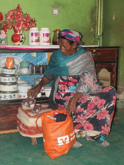 Happys Tante freut sich über die Kleidung für Ananiya