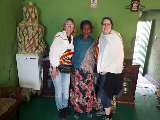 Die Tante hat den Schal sofort umgelegt.