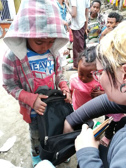 Sylvia wirft einen Blick in Haptamus Ranzen.