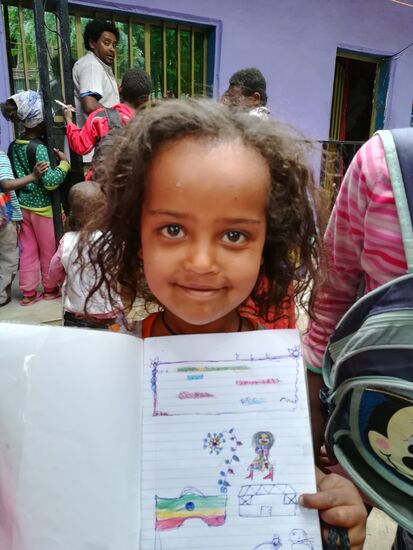 Auch Bethlehem zeigt stolz ihre Gemälde. So kommt ein Kind nach dem anderen dran.