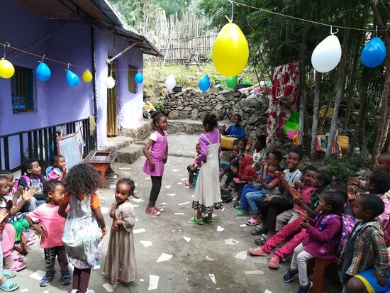 Der Schultertanz liegt selbst den Kleinsten im Blut.