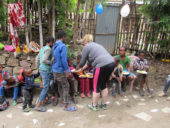 Sylvia verteilt Essen