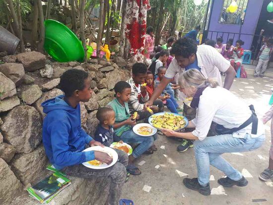 Es gibt Orangen und Bananen