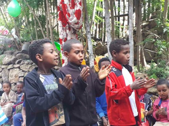 Kedou, Tesfahun und Abeba singen 