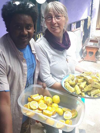 Happy und ich verteilen die Früchte