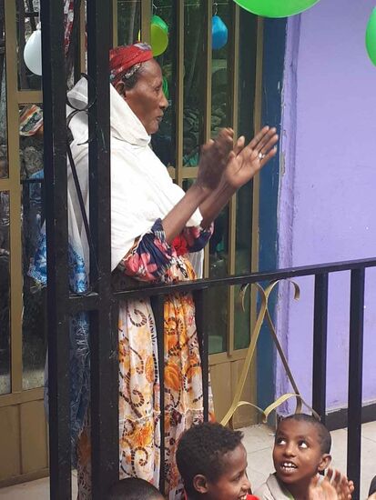 Auch Happys Tante hat Spaß an der ausgelassenen Stimmung.