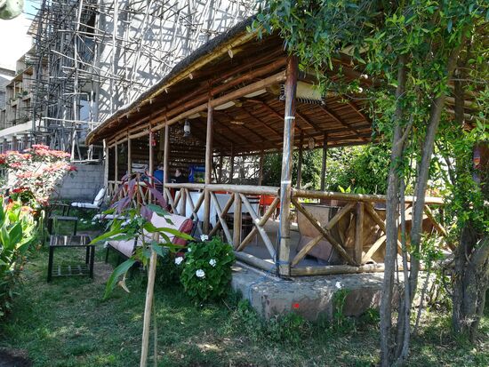 Die Terrasse mit einem fantastischen Blick auf die Berge  - hier haben wir jeden Morgen unser Frühstück eingenommen.