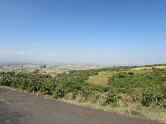 Außerhalb von Addis in südöstlicher Richtung liegt eine hügelige Landschaft mit überwiegend Ackerbau vor uns.