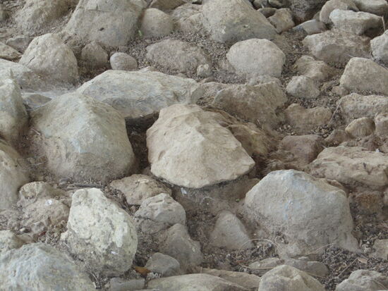 In der Mitte des Bildes ein Werkzeug aus der Zeit.