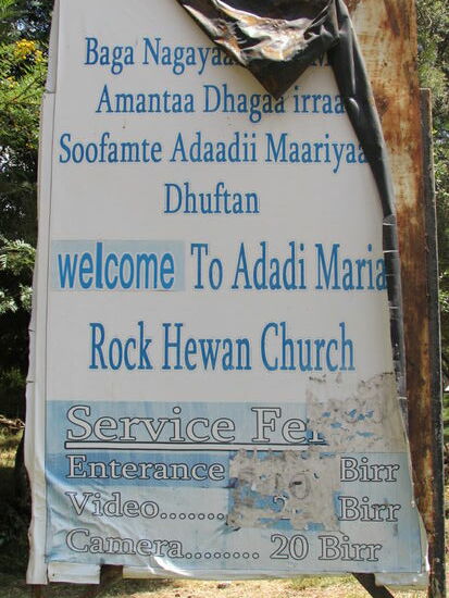 Der Eintritt kostet 200birr pro Person. Der Besuch ist nur empfehlenswert, wenn man ohnehin in der Nähe ist. Wer die Felsenkirchen von Lalibela gesehen hat, ist durch diese Kirche nicht besonders zu beeindrucken.