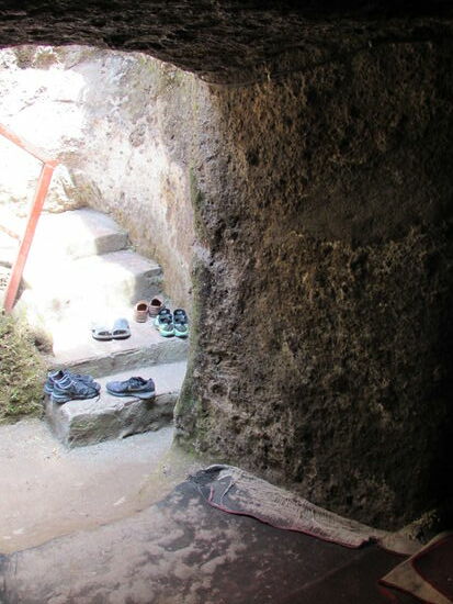 Vor dem Betreten heißt es nicht nur Schuhe aus, sondern auch die Haare bedecken.