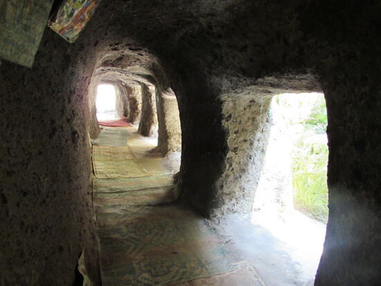 Die Kirche ist von Säulen Gängen umgeben.