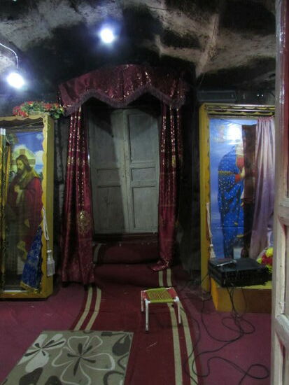 Ins Innere der Kirche dürfen wir als Frau nicht. Daher bleibt die Tür verschlossen. Wir setzen die Fahrt fort.