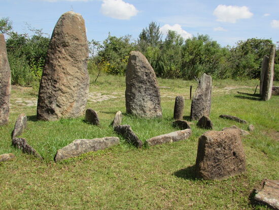 Das Grab liegt hinter der Stele. Die Menschen wurden damals in Fötus Haltung begraben.
