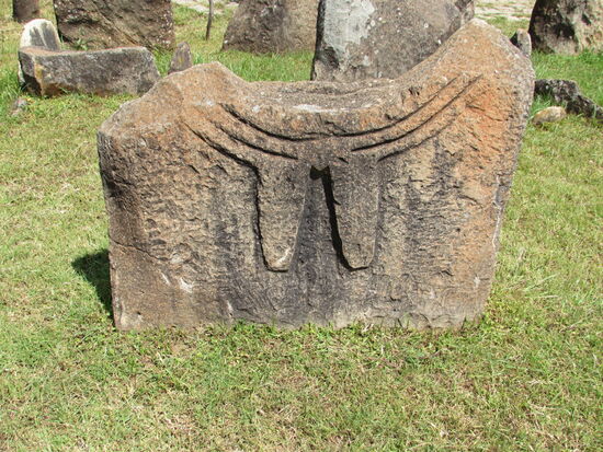 Hier ist eine Frau begraben. Zu erkennen an dem dargestellten Halsausschnitt und den Brüsten.