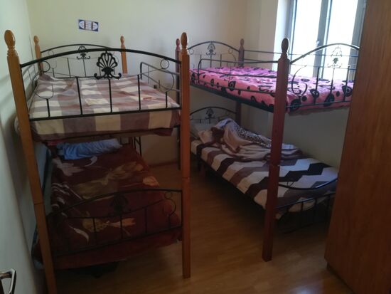 In jedem Bett schlafen zwei Kinder. Insgesamt leben 20 Kinder in diesem Haus, darunter drei Babys.