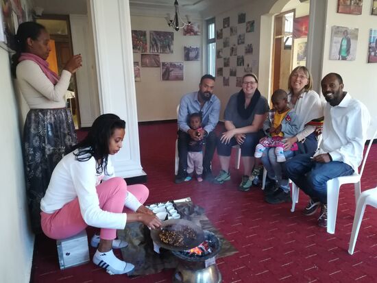 Bei traditionellen Kaffee und Popcorn tauschen wir unsere Erfahrungen aus.