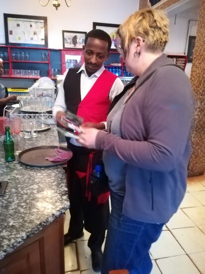 Beim Bezahlen übergeben wir gleich ein paar Flyer von dem Waisenhaus in Addis - Amen Charitable Organisation