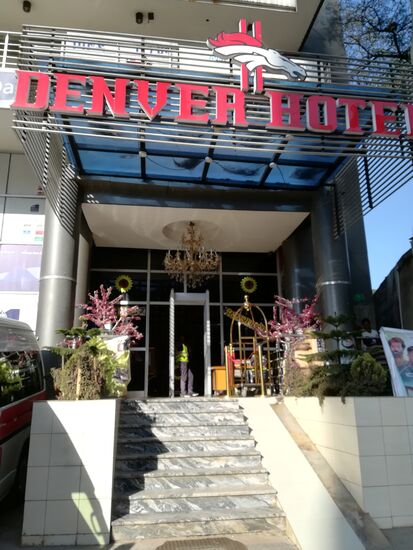 Unser Hotel für die letzten zwei Tage. Für einen halben Tagespreis bekommen wir ein late check out und können das Zimmer bis 18Uhr nutzen. Das Zimmer hat uns gut gefallen, besonders das Badezimmer war sehr schön und sauber. Das Frühstück war okay. Im Preis inbegriffen ist ein Shuttle Service zum Flughafen, was sehr angenehm ist.