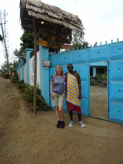 In traditioneller Kleidung bewacht er das Anwesen.