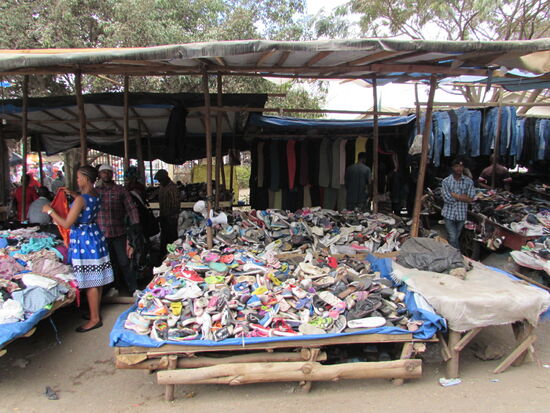 Hier landet Bergeweise die gebrauchte Ware aus Europa. Ein Paar gebrauchte Sportschuhe kostet zwischen 30 und 40 US Dollar - das hat mich schockiert