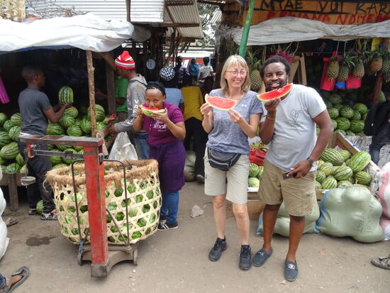 Als erstes geht es zu den Melonen, die mit viel Spaß verkostet werden.