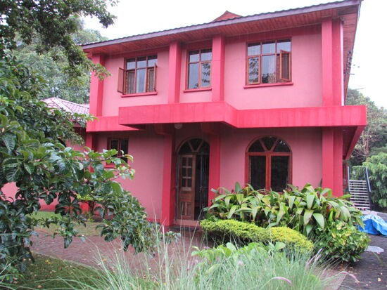 Hier im Cradle of Love liefern wir alles ab. Es reicht für eine Woche.
In diesem Gebäude leben die Kinder im Krabbelalter, sowie die bis zu dreijährigen.