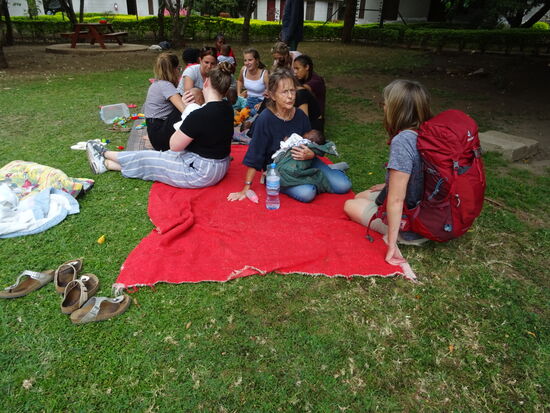 Als wir ankommen sitzen einige Volunteers gerade mit den Baby draussen im Schatten. Darunter zwei Findelkinder, die man auf dem Feld gefunden hat. Eines hatte starken Sonnenbrand, das andere noch die Nabelschnur am Bauch - so traurige Geschichten.
Unter den Volunteers sind auch einige Deutsche.