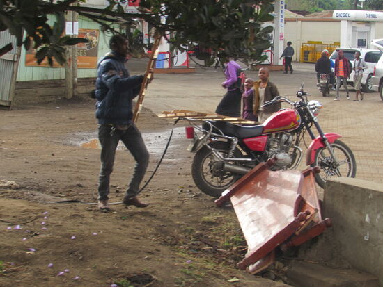 Eindrücke am Straßenrand- Bettentransport via Motorrad 