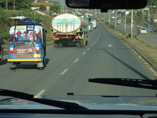 Die Hauptstraße von Arusha ist in einem guten Zustand.